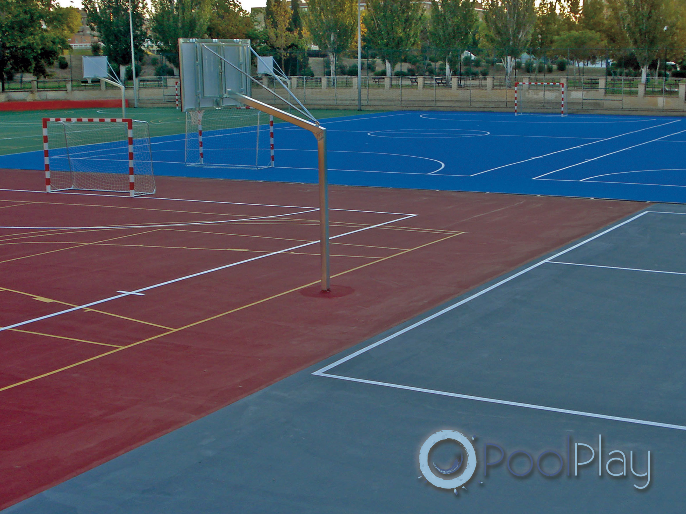 En PoolPlay somos especialistas en la construcción de pistas de tenis de resina sintética